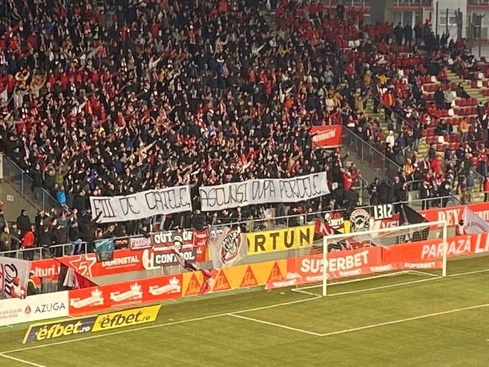 Spectacol total în tribune la meciul UTA - Dinamo! Fanii nu au ratat ocazia să-și trimită „săgeți”. Ce mesaje au afișat_8