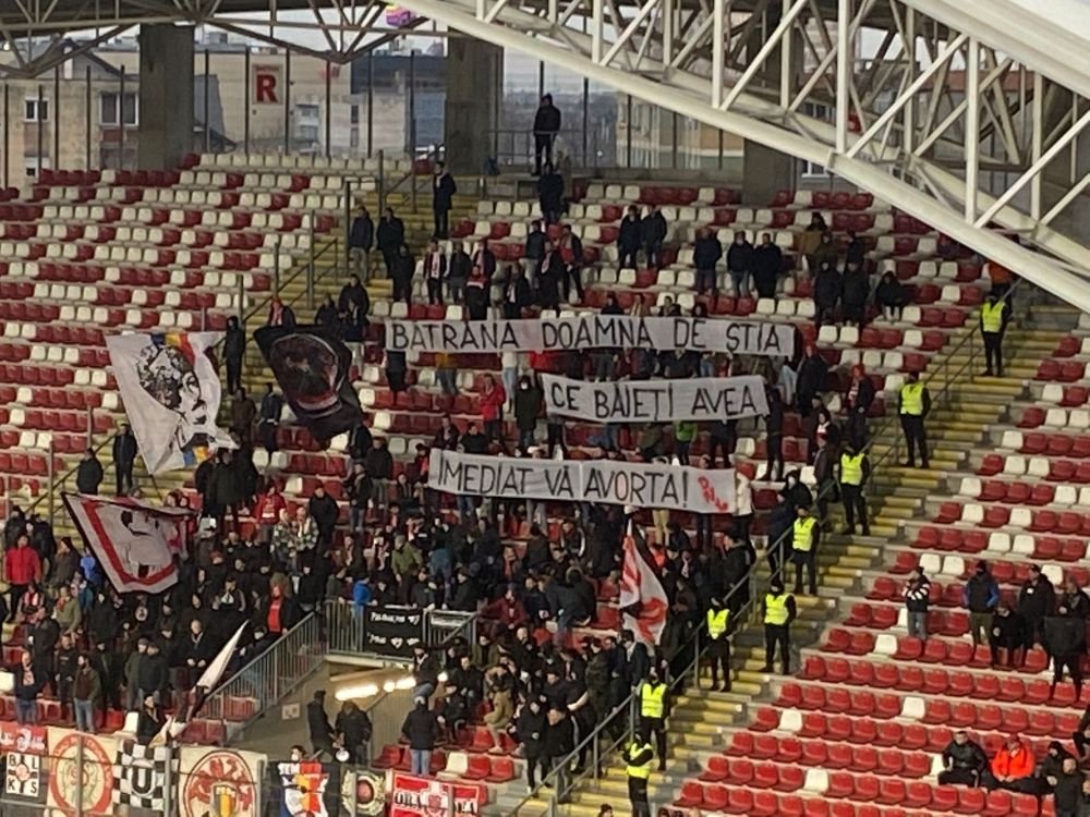 Spectacol total în tribune la meciul UTA - Dinamo! Fanii nu au ratat ocazia să-și trimită „săgeți”. Ce mesaje au afișat_9