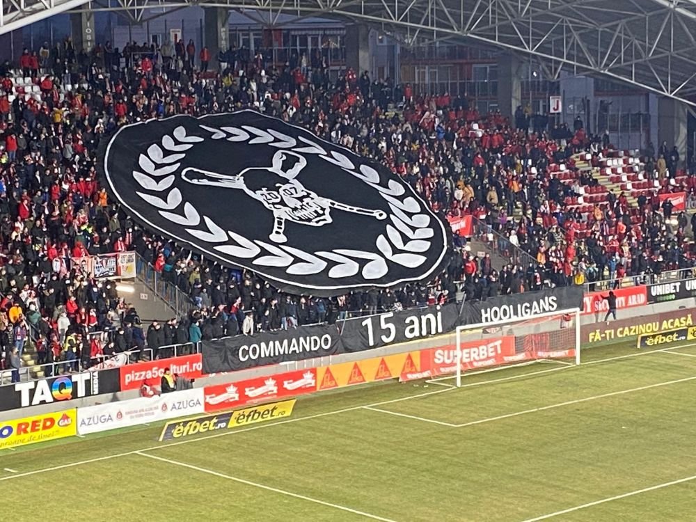 Spectacol total în tribune la meciul UTA - Dinamo! Fanii nu au ratat ocazia să-și trimită „săgeți”. Ce mesaje au afișat_10