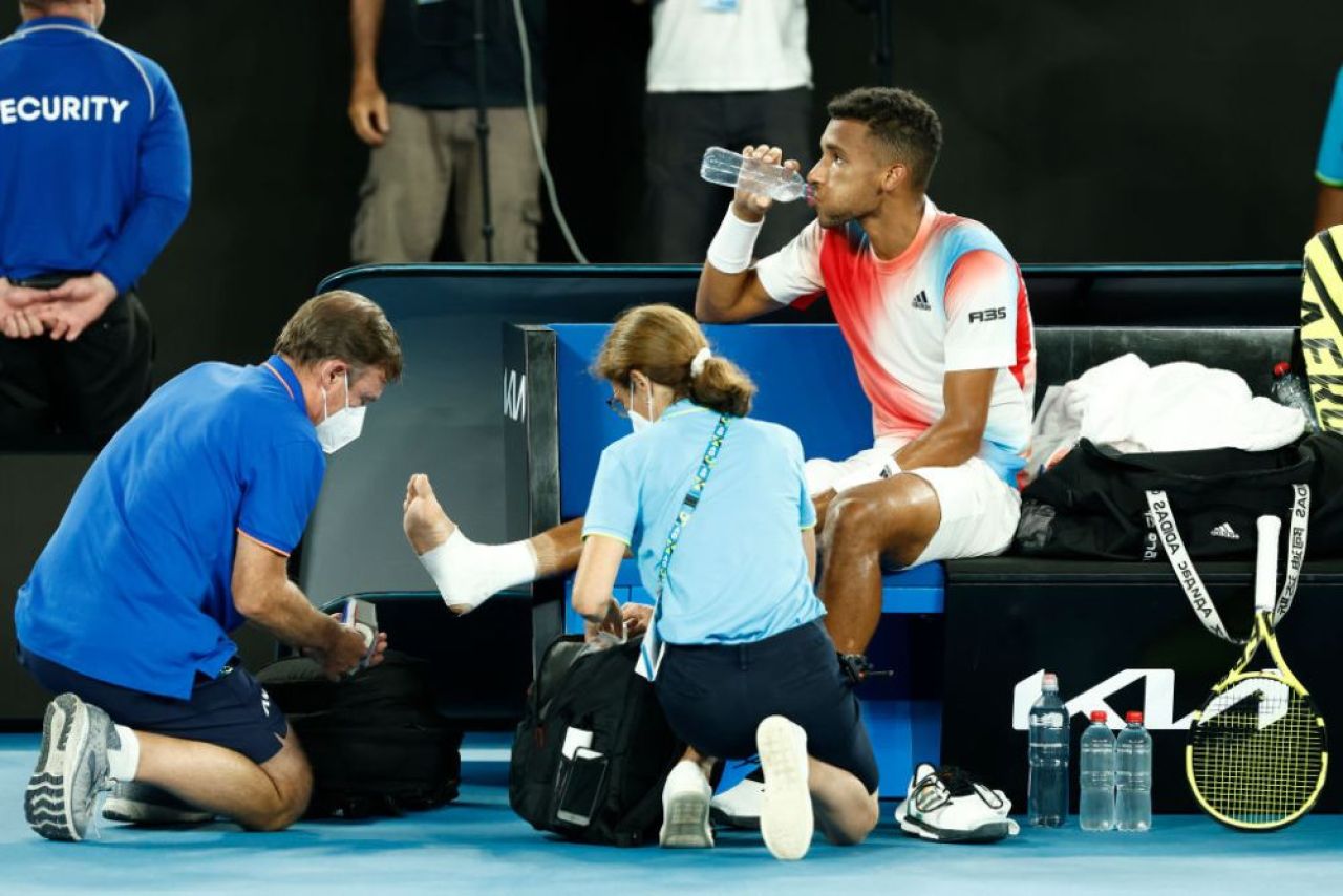 Dacă nu din prima, a noua oară tot iese! Felix Auger-Aliassime l-a bătut pe Tsitsipas la Rotterdam și a câștigat primul titlu ATP_10