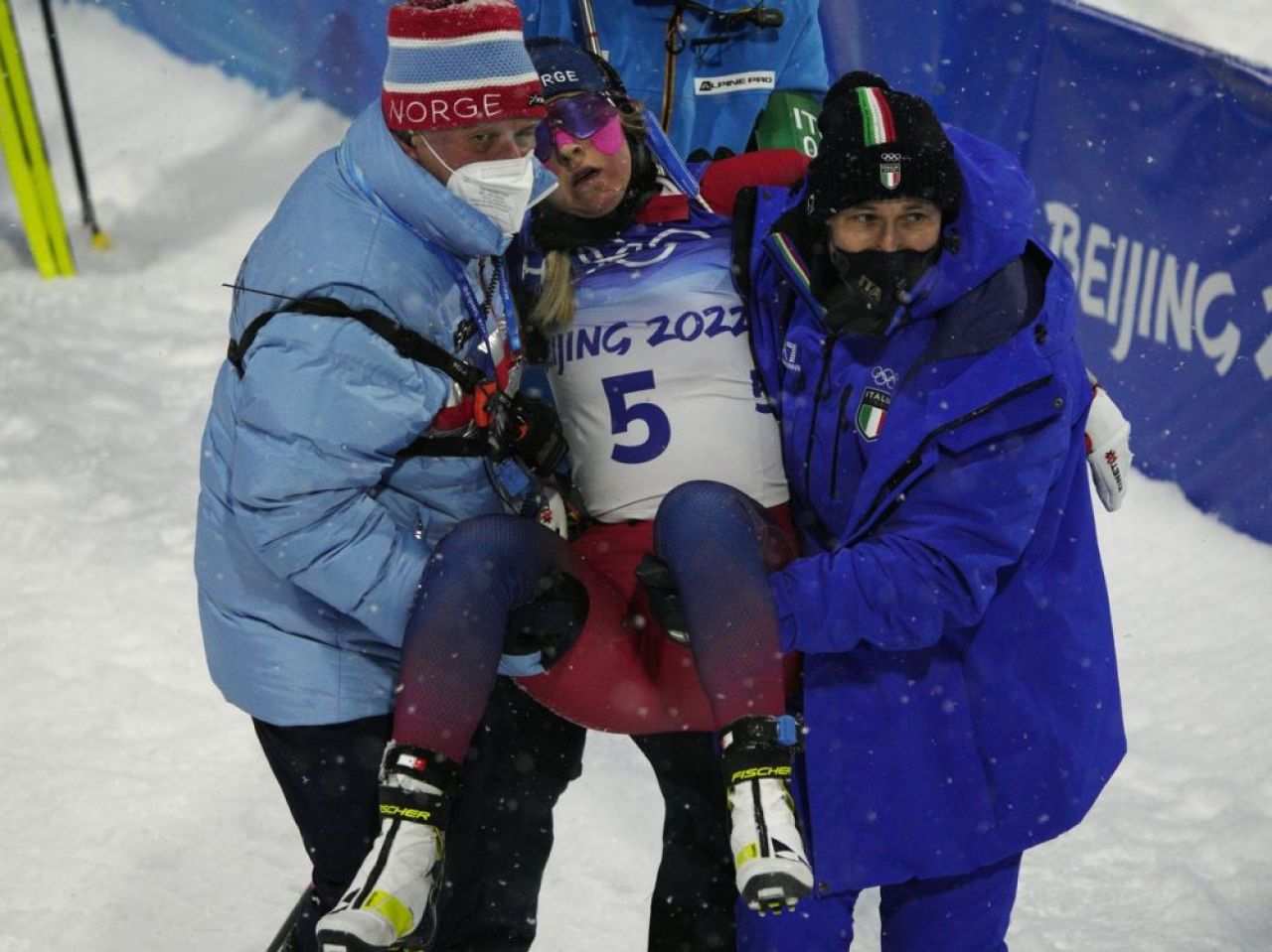 Momente dramatice la Jocurile Olimpice. O sportivă a leșinat după ce a trecut linia de sosire: adversarele au intervenit pe loc_3