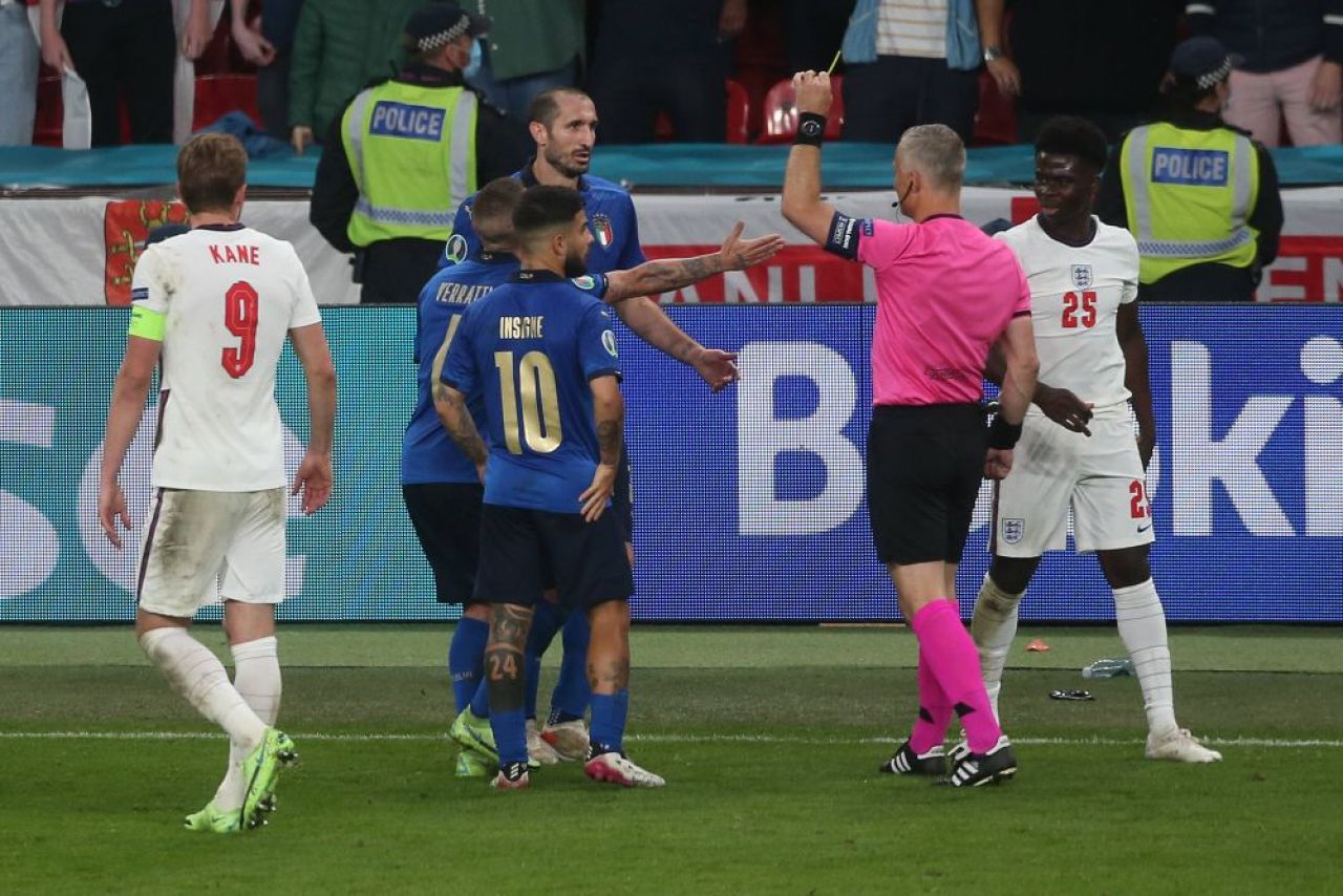 Marele Ibrahimovic se înclină în fața unui fundaș: