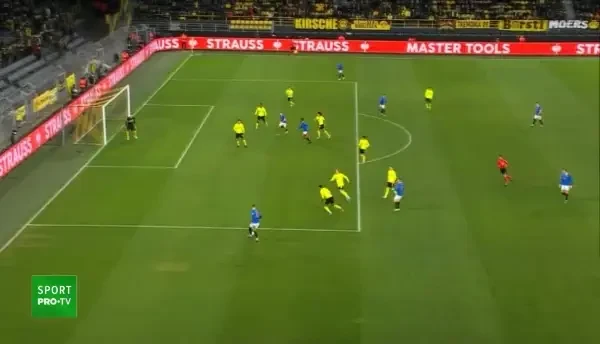 GOL Rangers! Morelos &icirc;mpinge mingea &icirc;n plasă după un corner.