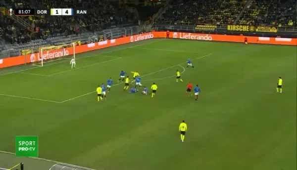 GOL Dortmund! Șut fantastic al lui Guerreiro din afara careului, care &icirc;l lasă fără replică pe portarul scoțienilor.