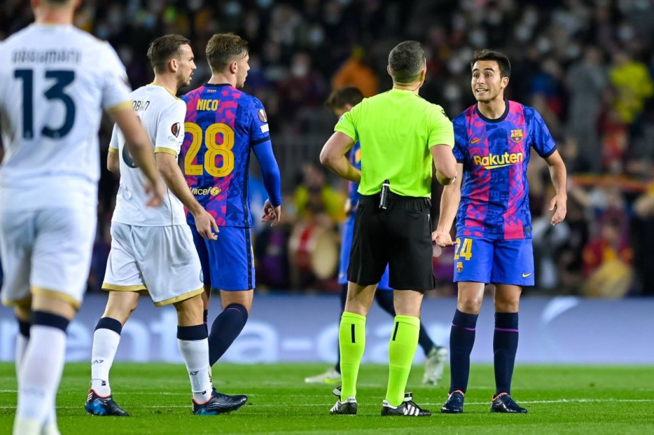 Catalanii l-au tocat pe Istvan Kovacs în timpul meciului Barcelona - Napoli: