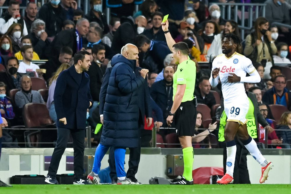 Catalanii l-au tocat pe Istvan Kovacs în timpul meciului Barcelona - Napoli: 