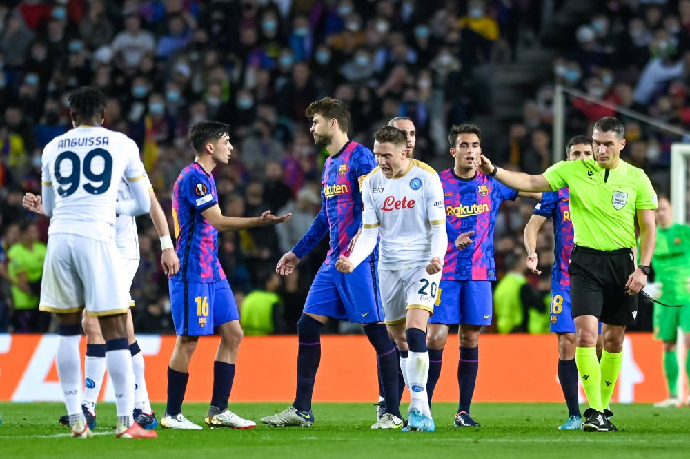 Catalanii l-au tocat pe Istvan Kovacs în timpul meciului Barcelona - Napoli: 