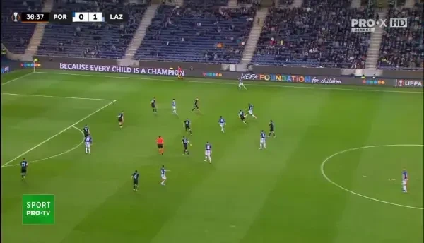 GOL Porto! Martinez &icirc;nscrie cu o lovitură de cap imparabilă, de la aproximativ 12 metri de poartă