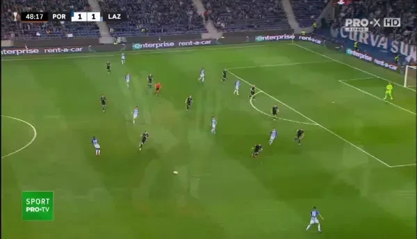 GOL Porto! Toni Martinez apare excelent &icirc;n centrul careului și &icirc;nscrie din centrarea lui Joao Mario.