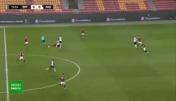 GOL Partizan! Zdjelar &icirc;l lansează &icirc;n ad&acirc;ncime pe Menig, care &icirc;l lobează pe portarul Holec.