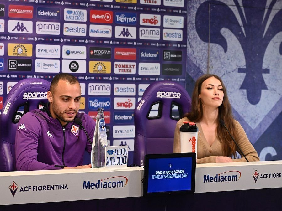 Reacție dură a ofițerului de presă de la Fiorentina după imaginile virale cu Arthur Cabral! Răspuns pentru fanii care au spus că jucătorul îi făcea avansuri _26