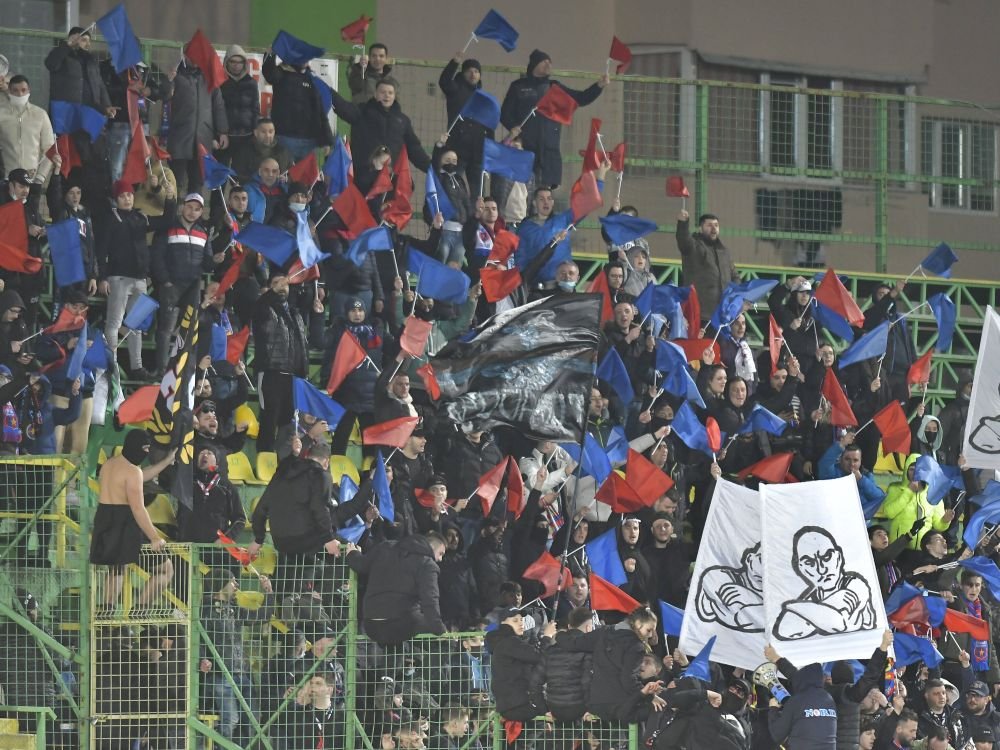 Imagini incredibile de la Mioveni! Tribunele sunt pline, deși legea impune ca arena să fie umplută la 30% din capacitate_6