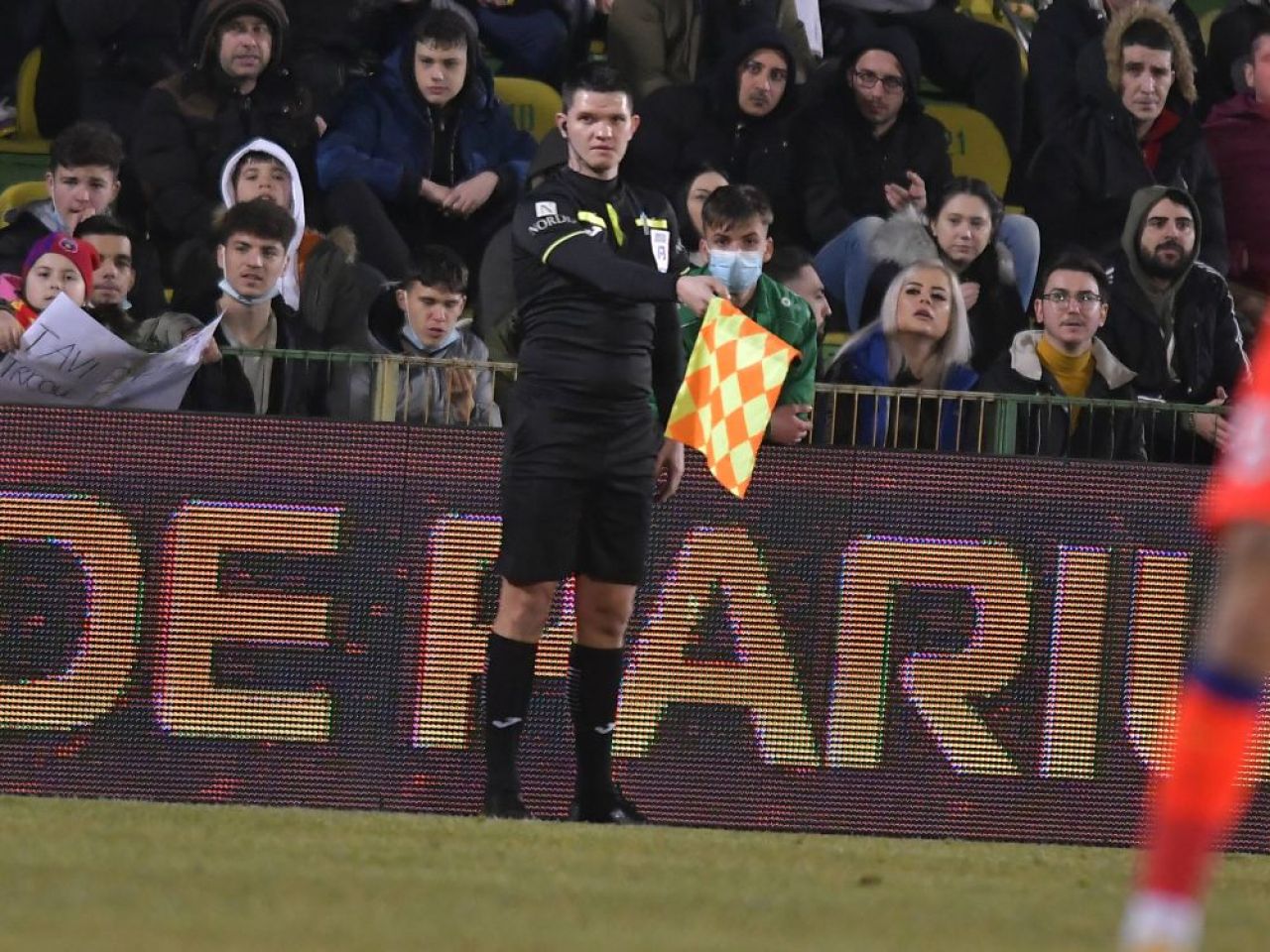 Imagini incredibile de la Mioveni! Tribunele sunt pline, deși legea impune ca arena să fie umplută la 30% din capacitate_7
