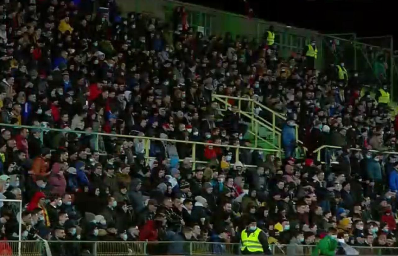 Imagini incredibile de la Mioveni! Tribunele sunt pline, deși legea impune ca arena să fie umplută la 30% din capacitate_8