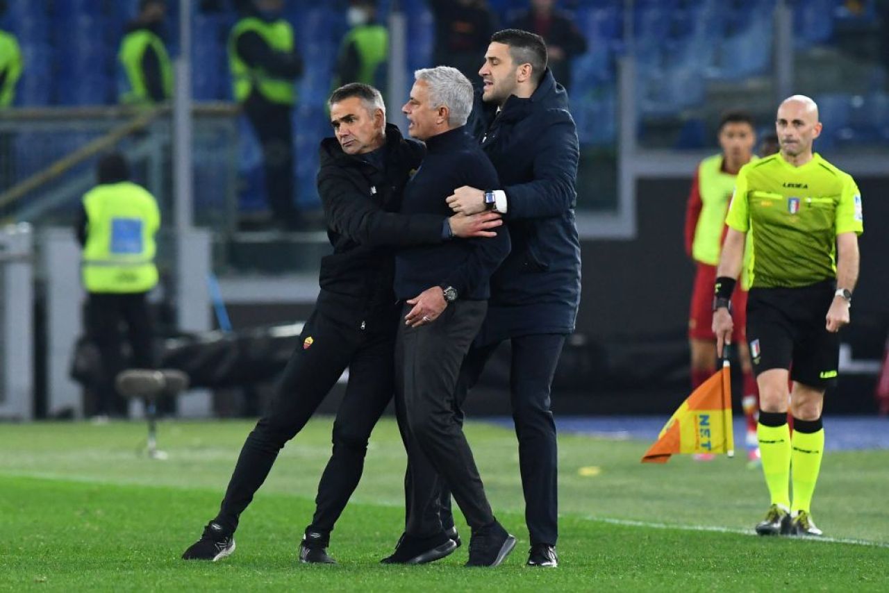 Jose Mourinho, eliminat din nou după un gest controversat! Cum l-a provocat antrenorul pe arbitrul partidei _3