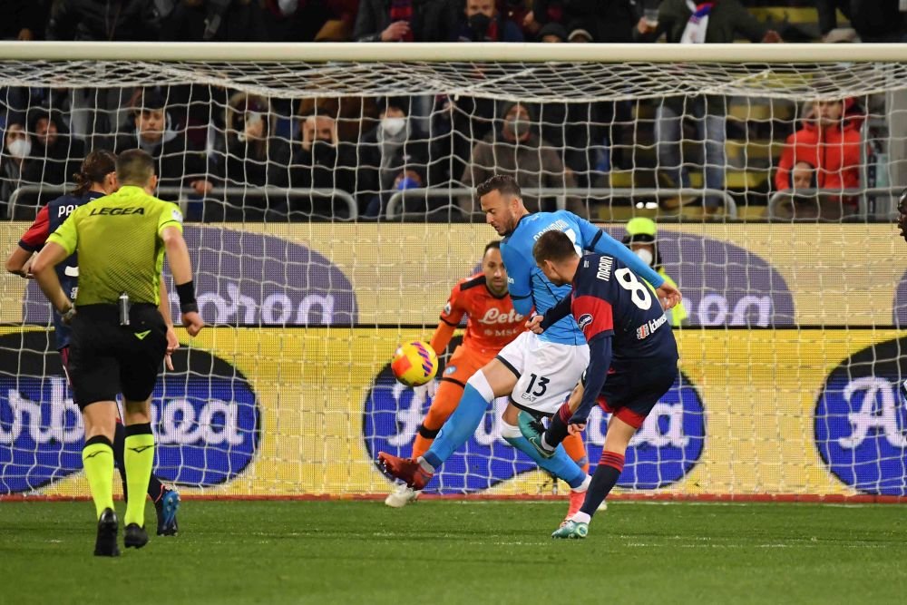 Răzvan Marin a avut nevoie de doar un sfert de oră pentru a impresiona. Ce scriu italienii după Cagliari - Napoli 1-1_2