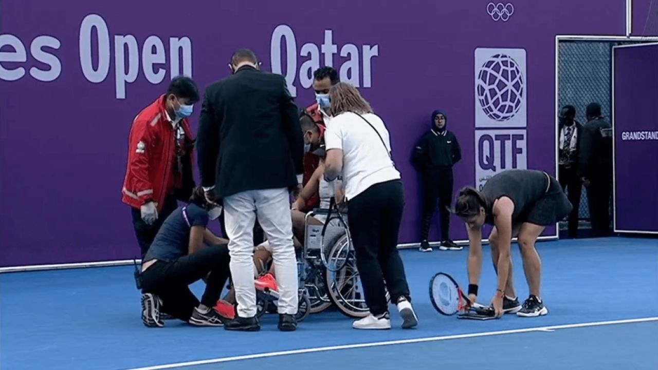 Accidentare șocantă pentru Jaqueline Cristian la Doha: a ieșit în scaun cu rotile de pe teren, deși o conducea la seturi pe Daria Kasatkina_1