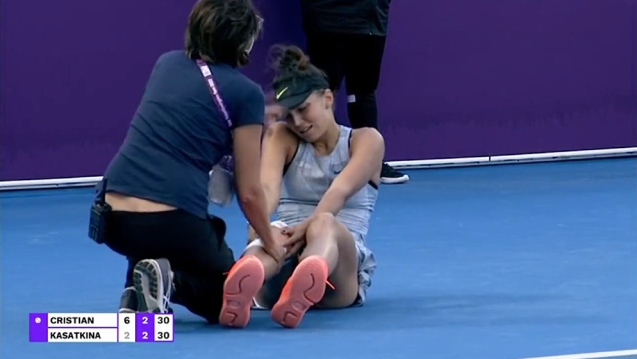 Accidentare șocantă pentru Jaqueline Cristian la Doha: a ieșit în scaun cu rotile de pe teren, deși o conducea la seturi pe Daria Kasatkina_3