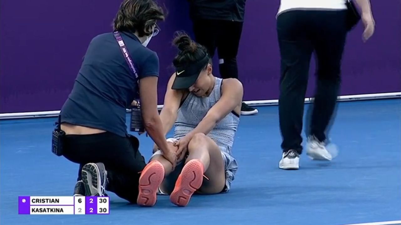 Accidentare șocantă pentru Jaqueline Cristian la Doha: a ieșit în scaun cu rotile de pe teren, deși o conducea la seturi pe Daria Kasatkina_4