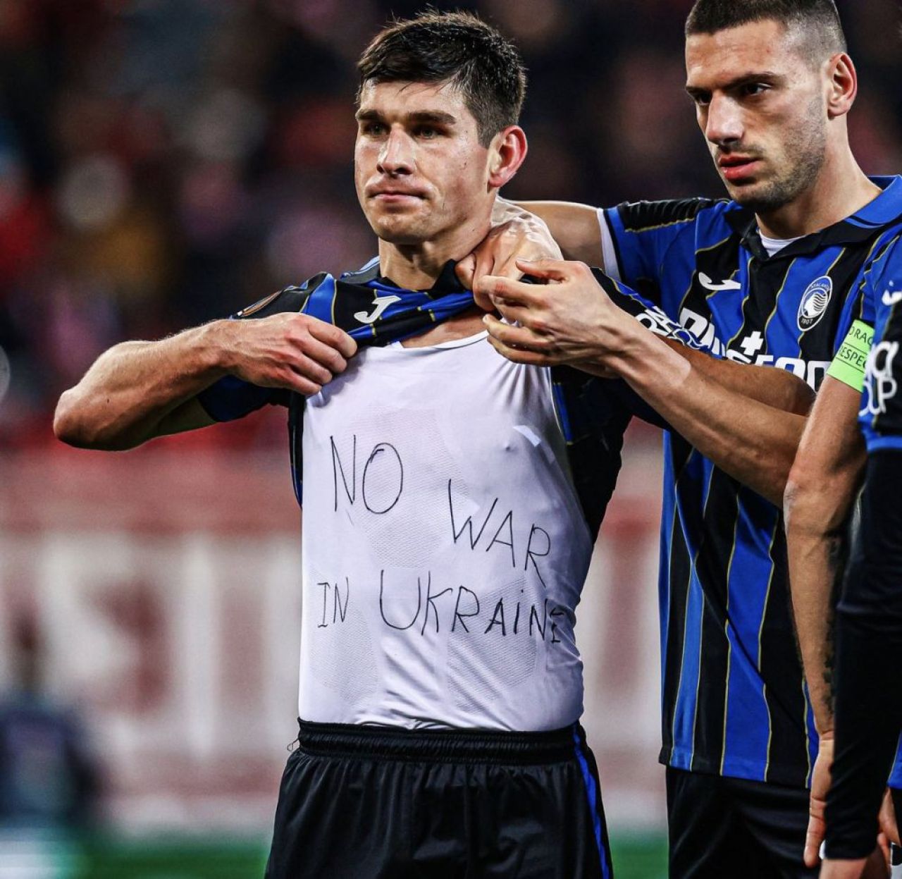 Eroul Atalantei, mesaj de susținere pentru Ucraina. Malinovsky a purtat un tricou special în meciul din Europa League_4