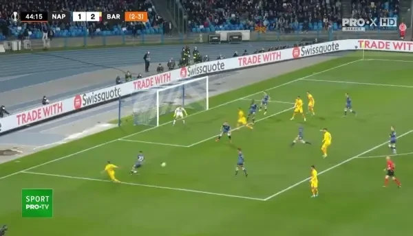 Napoli - Barcelona 1-3! Prins de fază &icirc;n careul advers, Pique driblează un adversar, apoi șutează imparabil cu piciorul st&acirc;ng