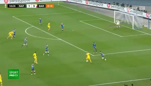 Napoli - Barcelona 1-4! Traore avansează &icirc;n flancul drept, apoi trimite &icirc;n zona punctului cu var. De Jong sare peste balon, iar Aubameyang &icirc;l &icirc;nvinge pe Meret cu un șut violent la vinclu