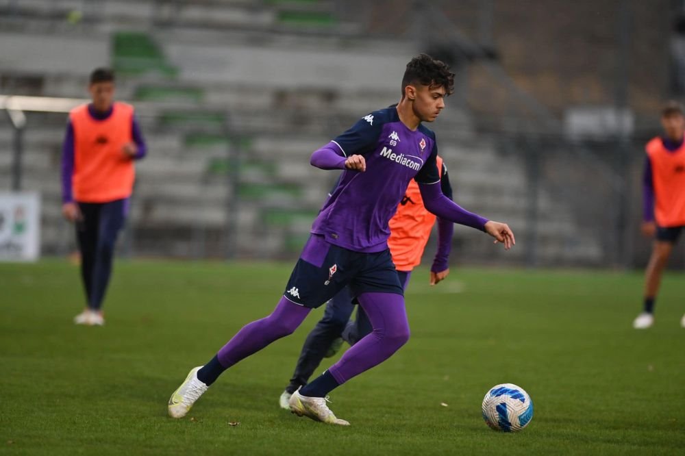Încă un român la Fiorentina! Tânărul mijlocaș a semnat cu italienii și s-a întâlnit și cu selecționerul Iordănescu _4