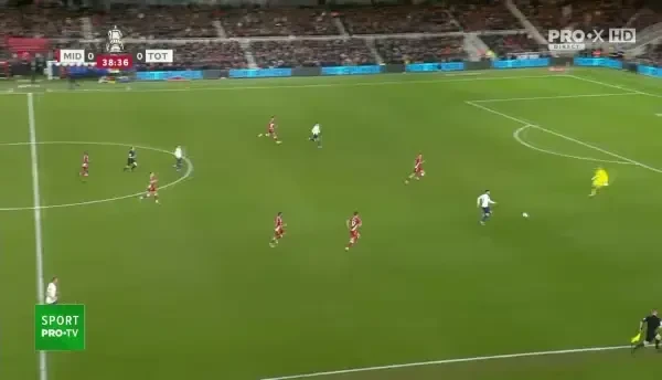 OCAZIE TOTTENHAM! Doherty primește bine în banda dreaptă, își driblează adversarul, observă poziția avansată a portarului și șutează din afara careului, dar trimite peste poartă