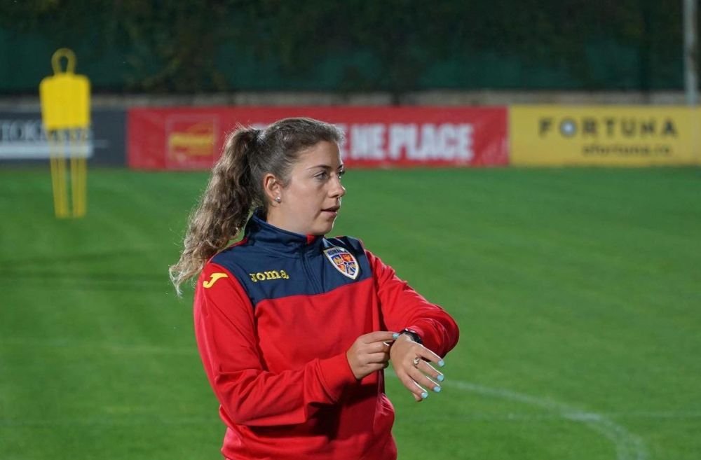 Prima rom&acirc;ncă posesoare de licența PRO de antrenor deține un club de fotbal și a fost selecționer la cinci naționale ale Rom&acirc;niei