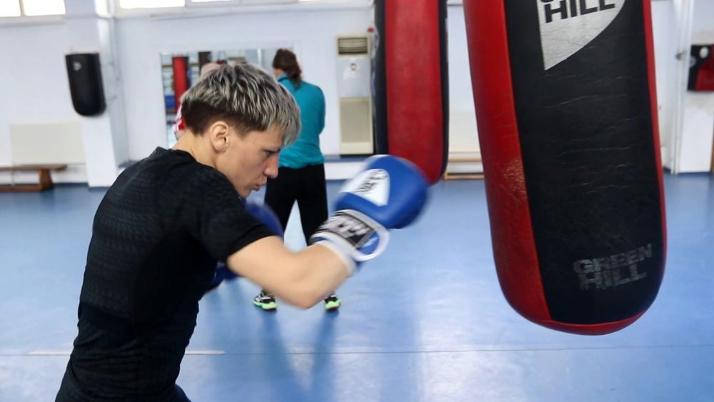 Înaintea fiecărui antrenament, lotul național de box feminin ține un moment de reculegere pentru victimele din Ucraina _6