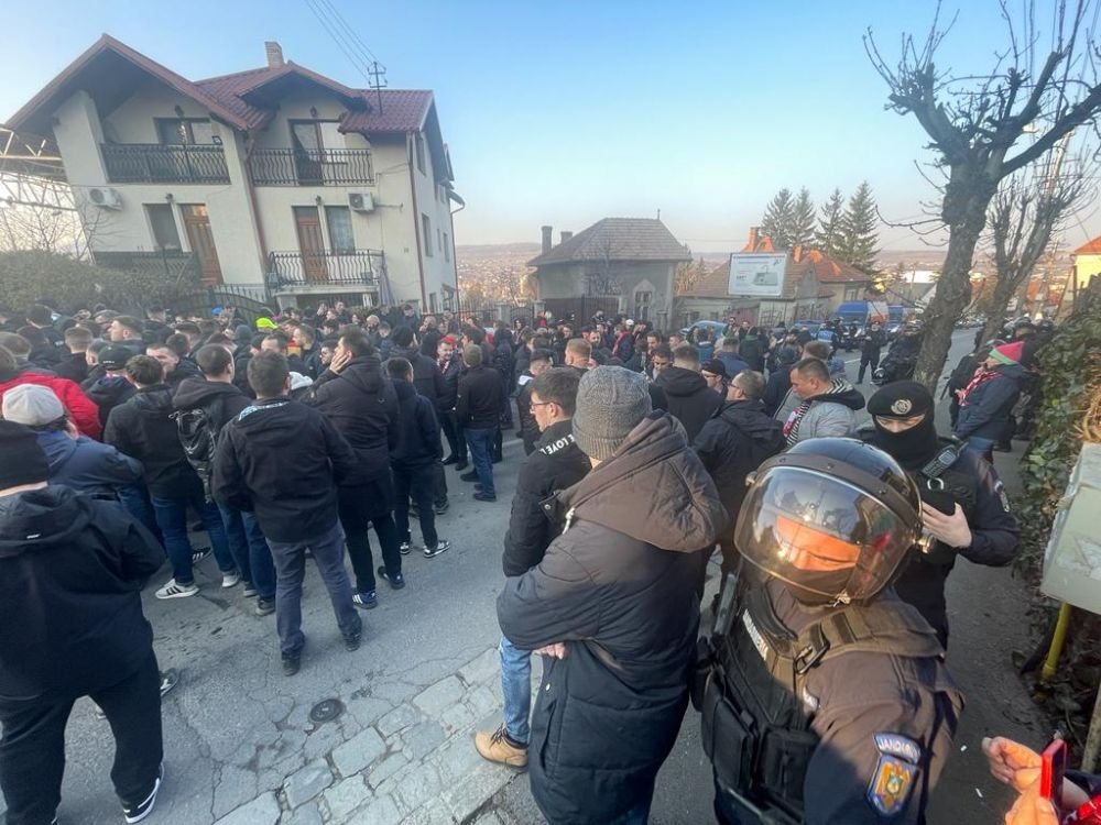 Protest spontan al suporterilor dinamoviști! Fanii „câinilor” au părăsit stadionul în minutul 35_4