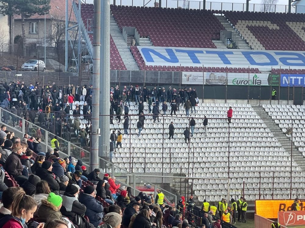Protest spontan al suporterilor dinamoviști! Fanii „câinilor” au părăsit stadionul în minutul 35_6