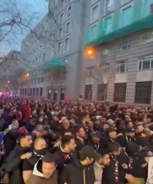 Real - PSG: spectacolul a început din afara stadionului. Suporterii celor două formații, show-uri incendiare pe străzile din Madrid_3