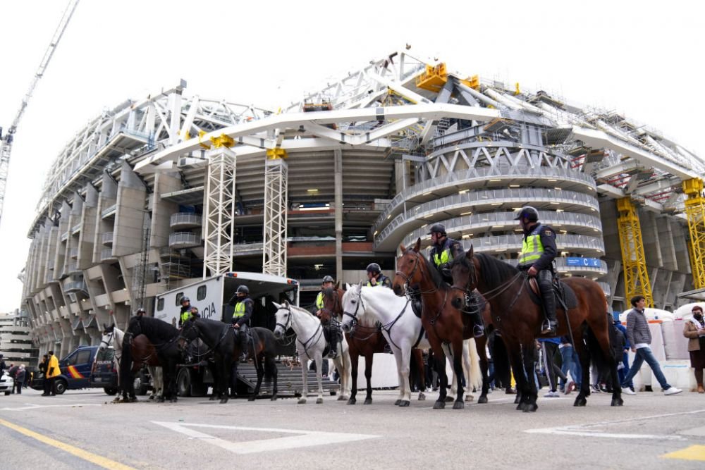 Real - PSG: spectacolul a început din afara stadionului. Suporterii celor două formații, show-uri incendiare pe străzile din Madrid_5