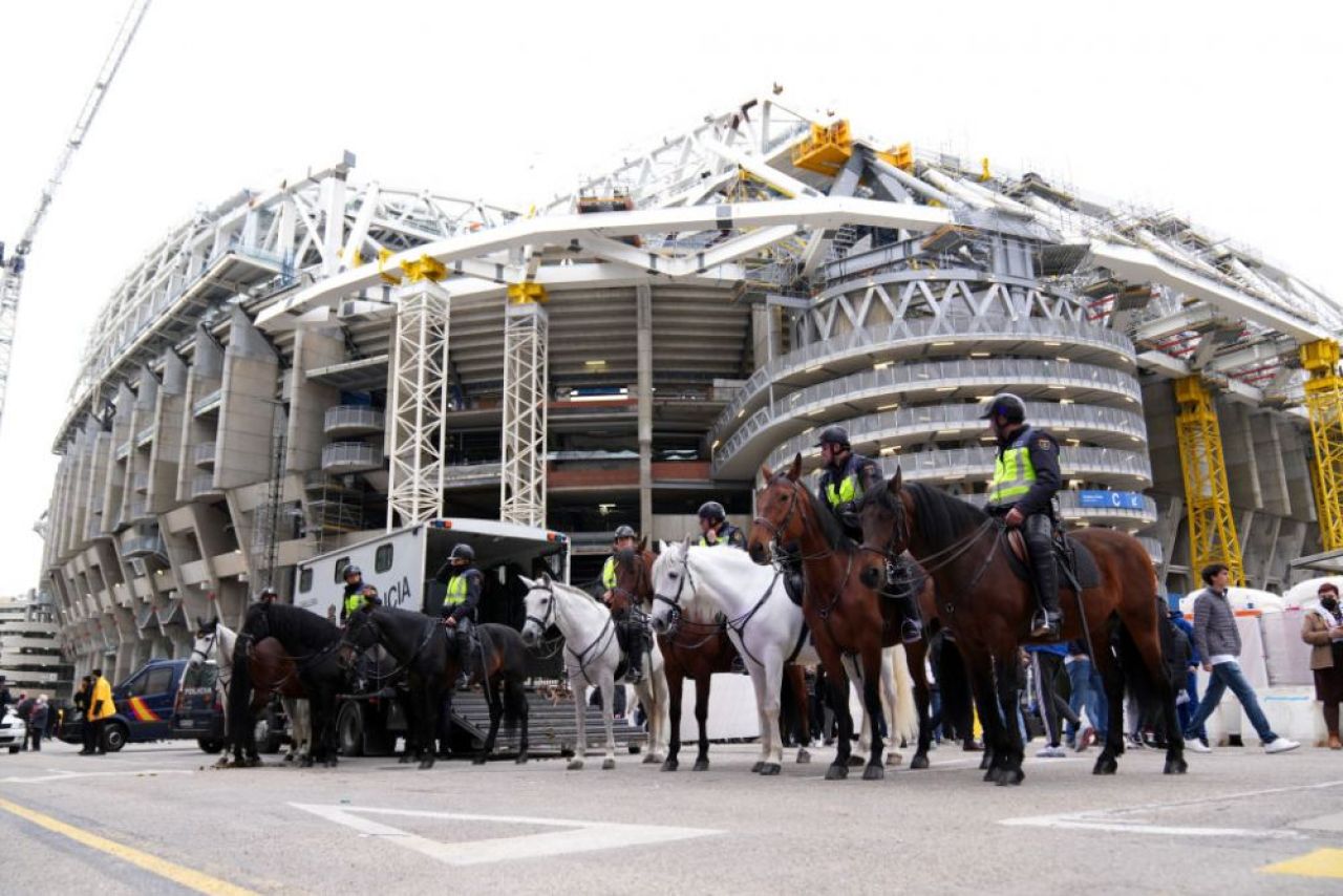 Real - PSG: spectacolul a început din afara stadionului. Suporterii celor două formații, show-uri incendiare pe străzile din Madrid_5