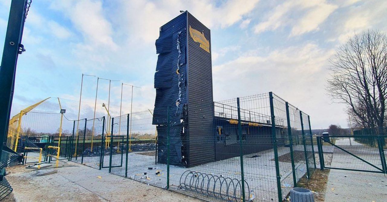 Rachete înfipte în gazon și distrugeri la stadionul din Chernigiv!_1