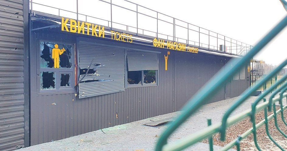 Rachete înfipte în gazon și distrugeri la stadionul din Chernigiv!_2