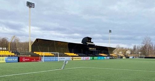 Rachete înfipte în gazon și distrugeri la stadionul din Chernigiv!_3