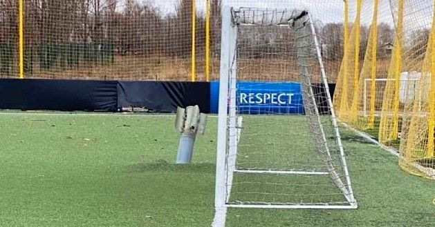 Rachete înfipte în gazon și distrugeri la stadionul din Chernigiv!_4
