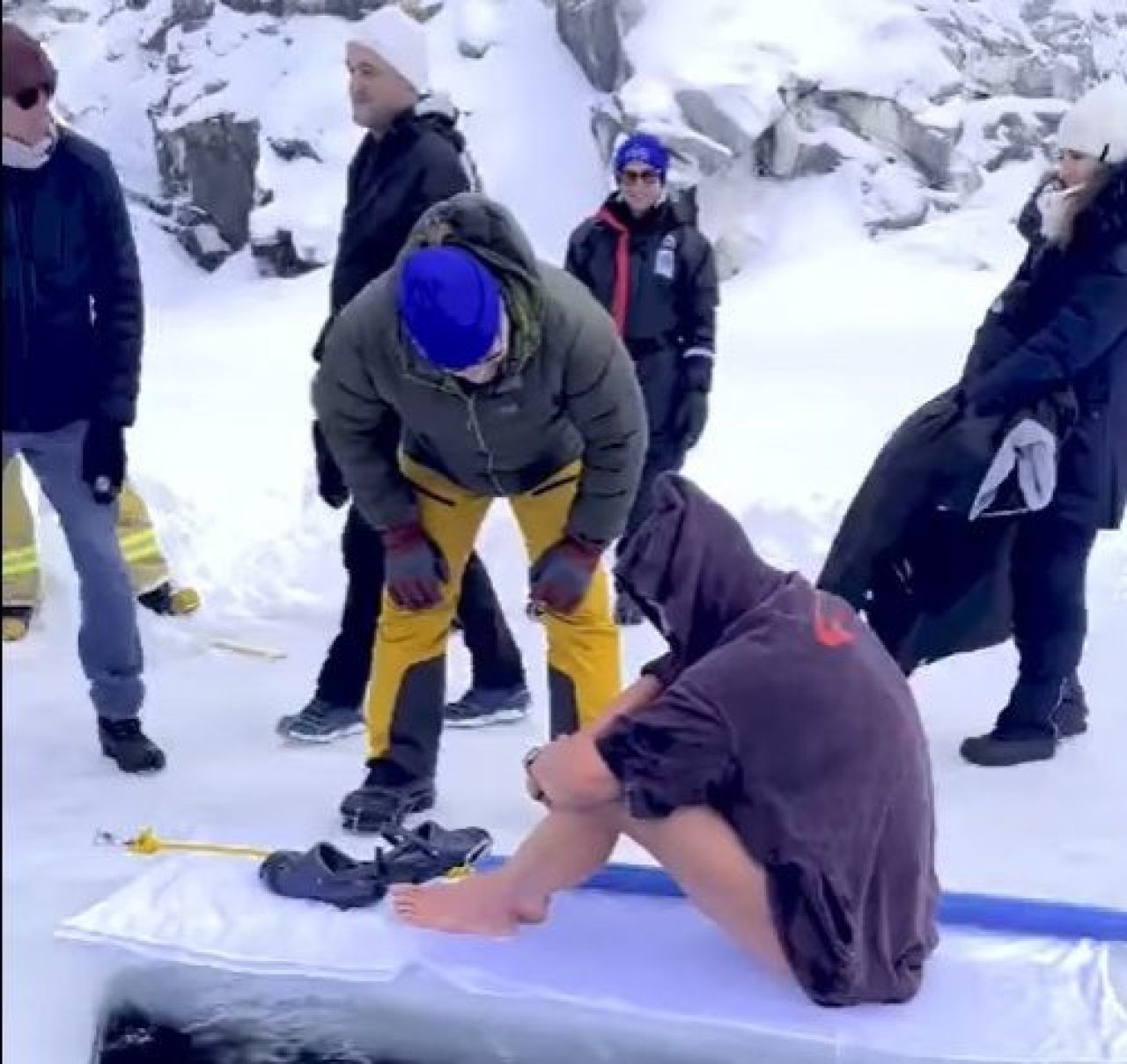 Un francez a stabilit un nou record mondial la înotat pe sub apă înghețată_5