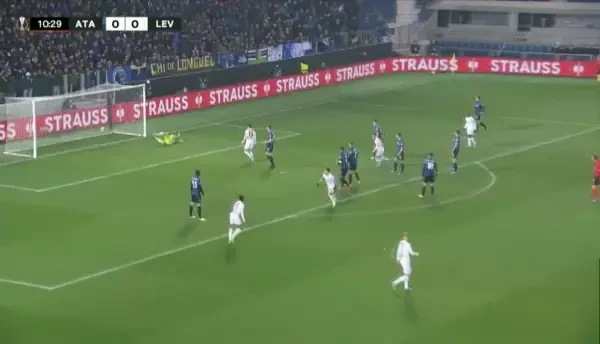 Bayer Leverkusen deschide scorul la Bergamo pri Aranguiz.