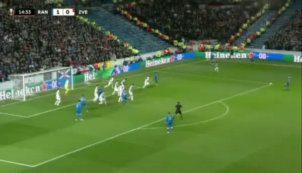 Morelos duce scorul la 2-0, cu un șut cu exteriorul din interiorul careului.