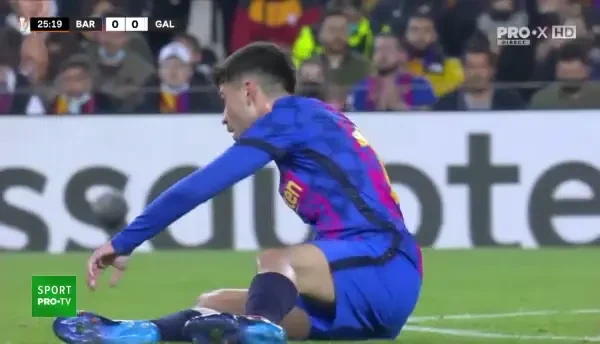 OCAZIE BARCELONA! Memphis șutează puternic din lovitură liberă, dar Inaki Pena plonjează superb și respinge balonul