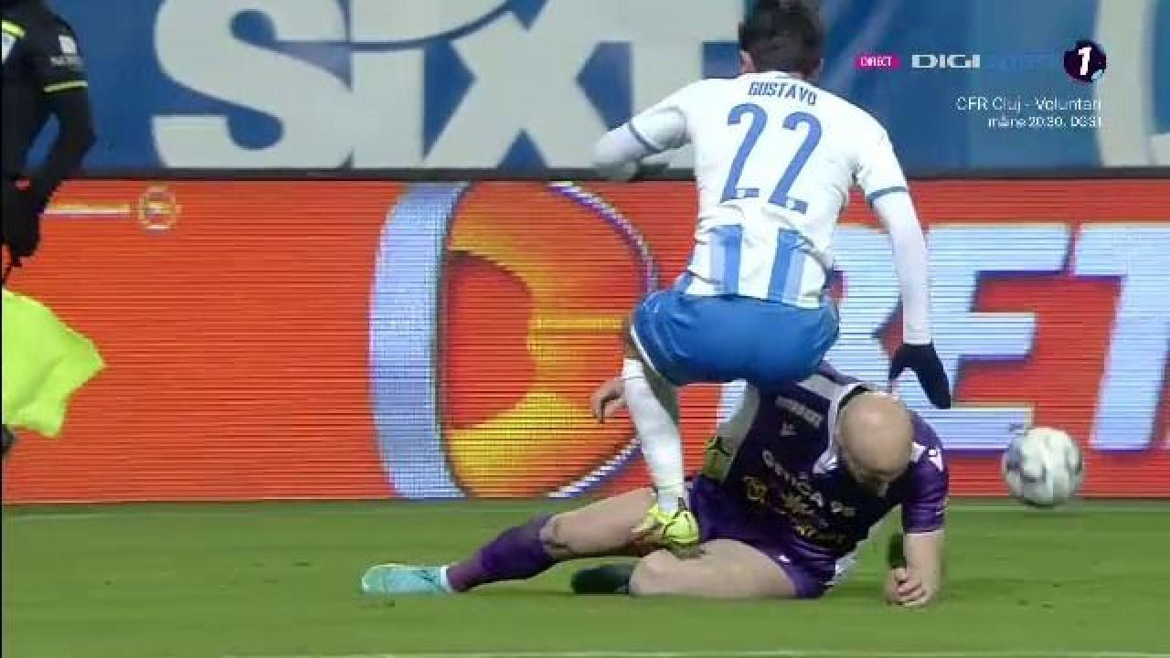 Ce a fost în capul lui?! Latovlevici și-a lovit un adversar după ce a fost faultat. Înainte îl bruscase pe arbitrul asistent_1