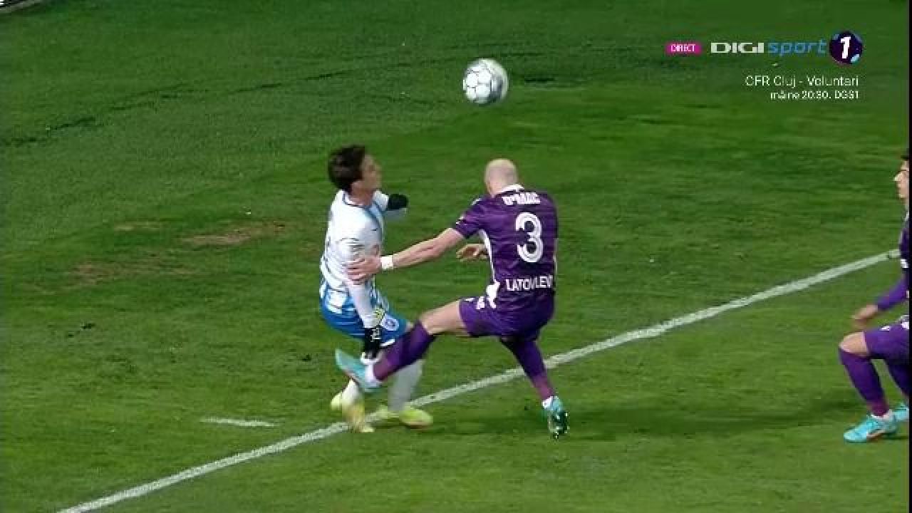 Ce a fost în capul lui?! Latovlevici și-a lovit un adversar după ce a fost faultat. Înainte îl bruscase pe arbitrul asistent_2