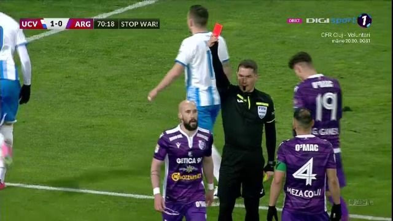 Ce a fost în capul lui?! Latovlevici și-a lovit un adversar după ce a fost faultat. Înainte îl bruscase pe arbitrul asistent_3