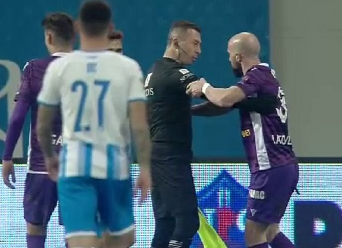 Ce a fost în capul lui?! Latovlevici și-a lovit un adversar după ce a fost faultat. Înainte îl bruscase pe arbitrul asistent_4