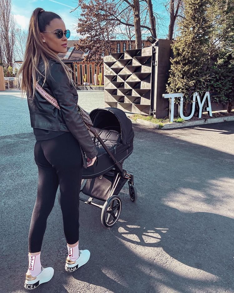 Frumoasa Zuzana strălucește! Fostă Miss Slovacia, soția lui Adam Nemec a postat prima fotografie după ce a născut_15