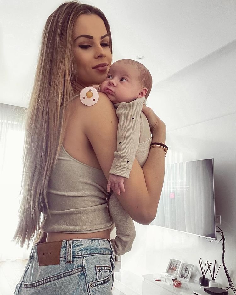 Frumoasa Zuzana strălucește! Fostă Miss Slovacia, soția lui Adam Nemec a postat prima fotografie după ce a născut_18