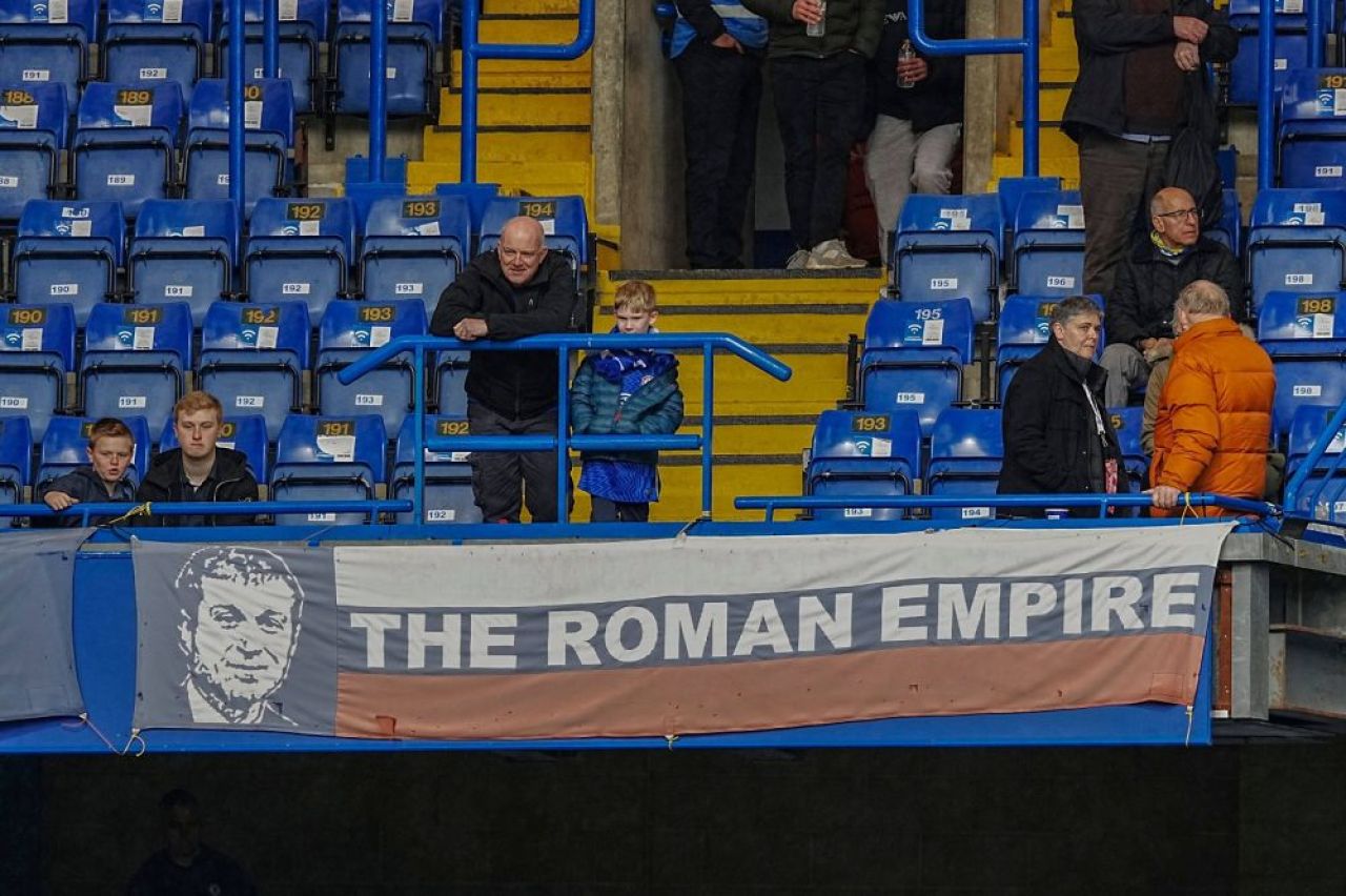 Fanii lui Chelsea, mesaj pentru Abramovich la meciul cu Newcastle! Banner-ul afișat după ce patronul rus a fost sancționat _1